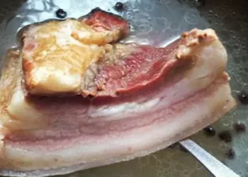 Slănină fiartă în zeamă de varză cu usturoi, un preparat tradițional românesc care îți lasă gura apă