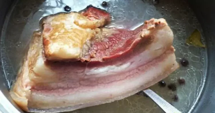 Slănină fiartă în zeamă de varză cu usturoi, un preparat tradițional românesc care îți lasă gura apă