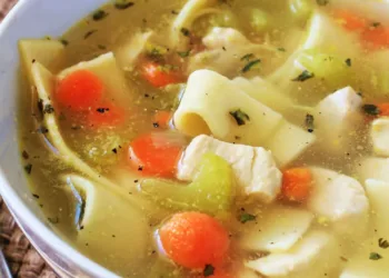 Supă de pui cu tăieței, cea mai bună și mai sănătoasă alegere după masa de sărbători.