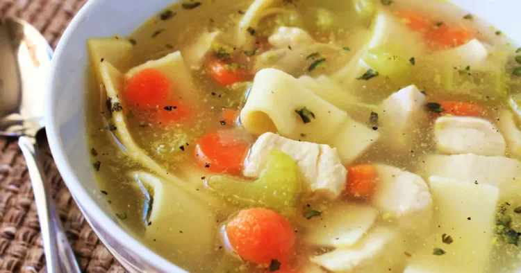 Supă de pui cu tăieței, cea mai bună și mai sănătoasă alegere după masa de sărbători.