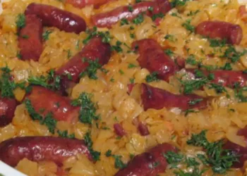 Cârnați proaspeți cu varză, o rețetă oltenească de te lingi pe degete!