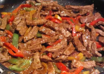 Friptură de vită în sos gorgonzola cu legume, un preparat festiv cu care să îi surprinzi pe cei dragi