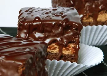 Amandină cu glazură findantă, rețeta originală de la cofetăria mătușii mele! Este delicioasă