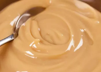 Cremă de caramel delicioasă făcută în casă pentru cel mai mare mofturos! Ai nevoie de 4 ingrediente