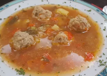 Rețeta celei mai bune ciorbe ardelenești. Este ușor de preparat, dar cu acest ingredient adăugat vei prepara o ciorbă divină!  Multe gospodine nu au aflat încă secretul: