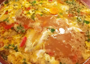 Ciorbă țărănească de pui acrită cu zeamă de varză și zdrențe de ou