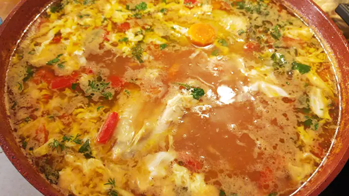 Ciorbă țărănească de pui acrită cu zeamă de varză și zdrențe de ou