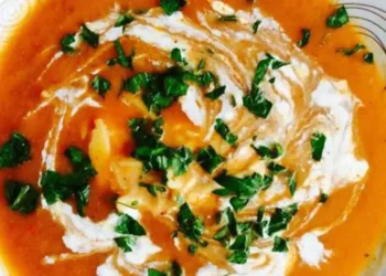 Ciorbă țărănească de porc cu roșii și smântână