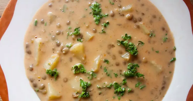 Cum se prepară supa de linte și cartofi, o rețetă veche de la bunici