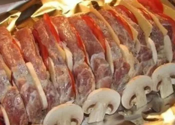 Cotlet de porc cu mozzarella și ciuperci la cuptor. Cea mai bună carne de cuptoooor