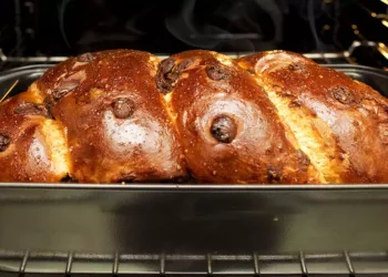 Secretele pe care multe gospodine nu l-au aflat! Ce trebuie să știi pentru a face cozonaci pufoși cu cacao, nucă și rahat. Nu ai cum să îi reziști!