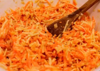 Această salată se consumă dimineața și este extraordinar de sănătoasă