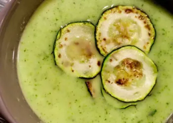 Supă cremă de dovlecei, o supă delicioasă și sățioasă care te ajută să îți menții silueta