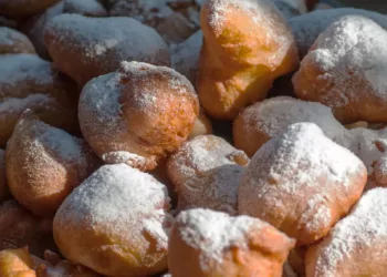 Gogoși pufoase și aromate făcute cu lingura. Au gustul exact ca în copilărie când ne făcea mamaia la țară! Delicioase