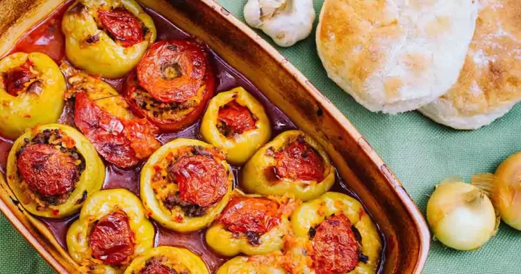 Ardei la cuptor umpluți cu quinoa și legume în sos de roșii