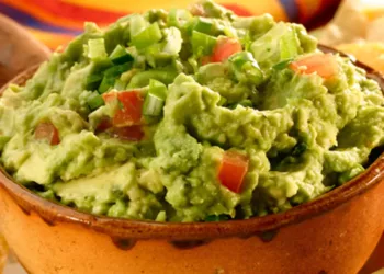 Pate de avocado cu roșii, un preparat extrem de sănătos și gustos perfect pentru orice masă