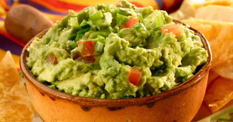 Pate de avocado cu roșii, un preparat extrem de sănătos și gustos perfect pentru orice masă