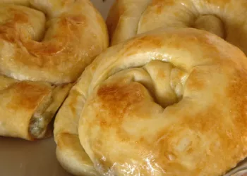 Melci din foietaj de casă moldovenești cu cartofi, spanac și ciuperci! Un preparat de post delicios perfect pentru orice moment al zilei!