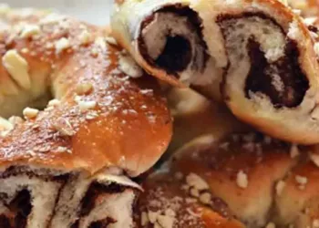 Mucenici moldovenești umpluți cu cacao și nucă. În fiecare an pe 9 martie este o încântare să îi avem pe masă