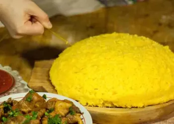 Cum se face mămaliga răsturnată și tăiată cu ața. Rețeta pentru o mămăligă autentică cum o fac ciobanii la stână