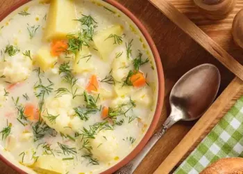 Ciorba de conopidă cu cartofi și morcovi, un preparat perfect pentru perioada postului