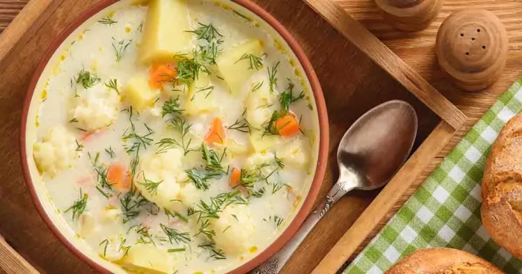 Ciorba de conopidă cu cartofi și morcovi, un preparat perfect pentru perioada postului