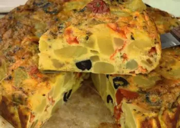 Omletă cu cartofi și legume la cuptor, o rețetă foarte sănătoasă cu care îți vei sătura toată familia!