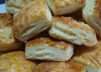 Pateuri cu aluat de casă și brânză, o rețetă delicioasă și simplă la îndemâna oricui