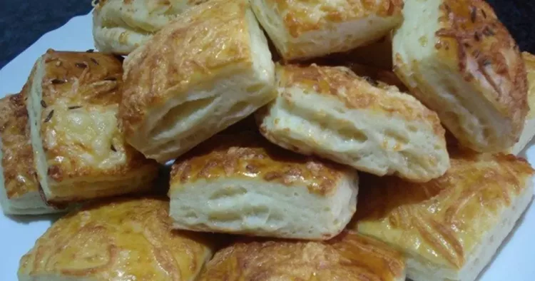 Pateuri cu aluat de casă și brânză, o rețetă delicioasă și simplă la îndemâna oricui