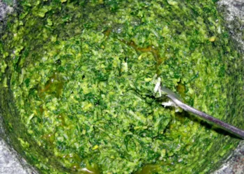 Bombă de vitamine pentru o imunitate de fier. Sos de usturoi cu pătrunjel, un preparat delicios