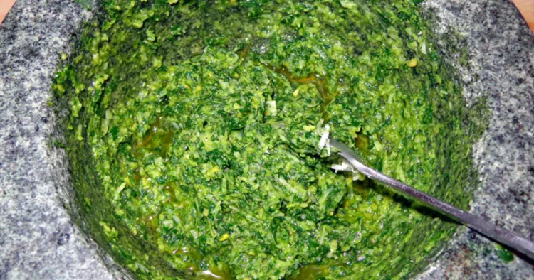 Bombă de vitamine pentru o imunitate de fier. Sos de usturoi cu pătrunjel, un preparat delicios