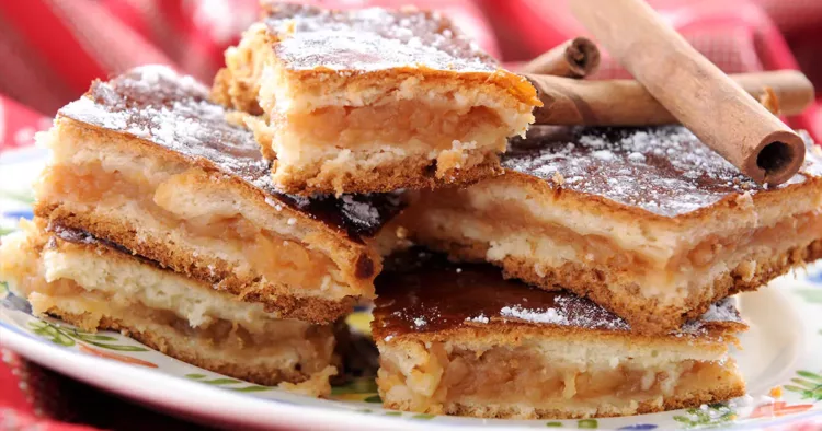 Plăcintă cu mere și scorțișoară de post cu blat pufos