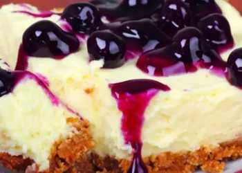 Prăjitură cu brânză și dulceață de afine, un răsfăț total, mai ceva ca cheesecake-ul!