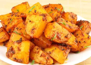 Cartofi Bombay, cartofi indieni de post cu ceapă și condimente. O rețetă pe care trebuie să o încerci