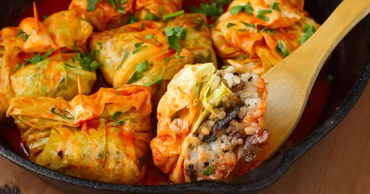 Sărmăluțe în foi de varză cu orez și ciuperci, un preparat delicios pentru perioada postului cu care sigur nu vei da greș