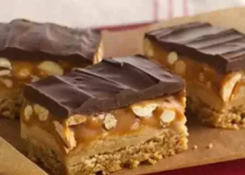 Prăjitura Snickers. Are un gust divin, un blat fin cu nucă, ciocolată albă, ciocolată neagră si caramel delicios cu alune