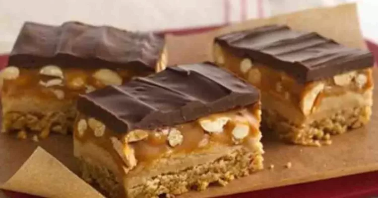 Prăjitura Snickers. Are un gust divin, un blat fin cu nucă, ciocolată albă, ciocolată neagră si caramel delicios cu alune
