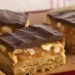Prăjitura Snickers. Are un gust divin, un blat fin cu nucă, ciocolată albă, ciocolată neagră si caramel delicios cu alune