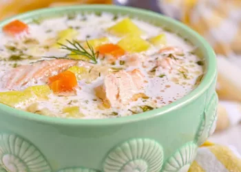 Supă de somon cu cartofi și mărar, o rețetă delicioasă care nu se uită așa ușor!