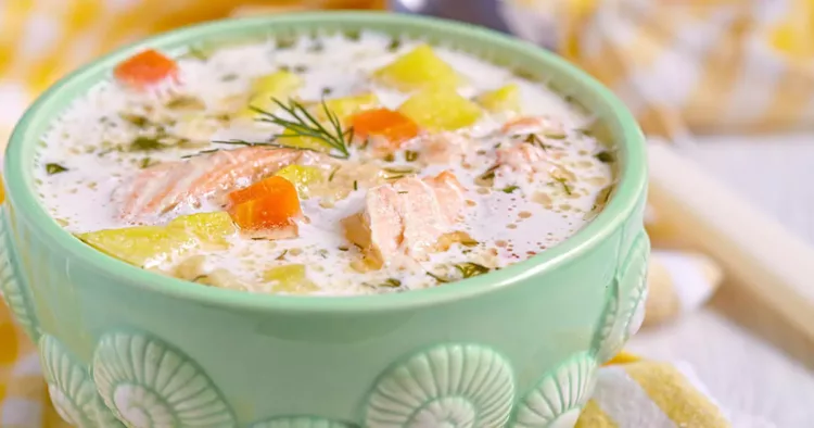 Supă de somon cu cartofi și mărar, o rețetă delicioasă care nu se uită așa ușor!