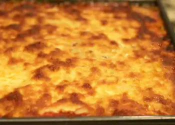 4 persoane mănâncă pe săturate din această specialitate care se prepară din 4 ingrediente. Rețeta este foarte ușoară și rapidă