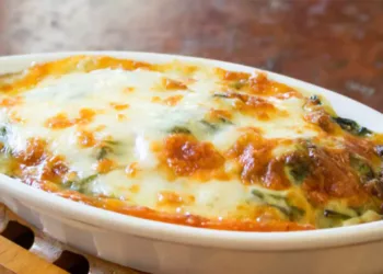 Trebuie să prepari neapărat acest deliciu gata în 10 minute! Este foarte sățios și sănătos! Ajunge pentru toată failia și se face din 4 ingrediente pe care sigur le ai în casă!