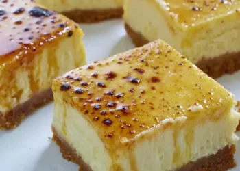 Prajitură cu blat de cacao și cremă de zahăr ars, o combinație excepțional de bună