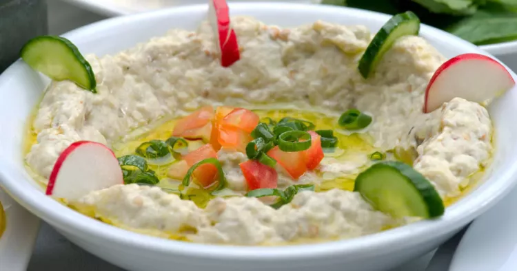 Salată de vinete cu pastă de susan, un preparat extrem de gustos și sănătos pentru perioada postului Perfectă pentru orice masă a zilei