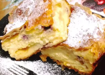 Plăcintă delicioasă cu iaurt și afine