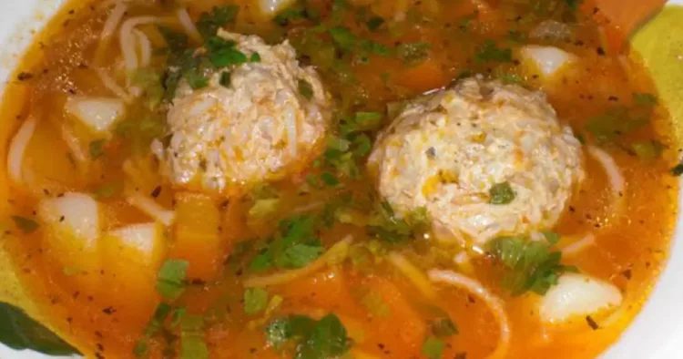 Am aflat rețeta celei mai bune ciorbe de perișoare de post de la vecina mea. Nu m-am gandit nicio secunda ca poate fi atat de gustoasa fara carne. Merita mancata pe toata perioada postului. Foarte sanatoasa si aromata!