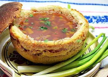 Ciorbă de fasole în pită de casă, o delicatesă pe care orice gospodină trebuie să o încerce!