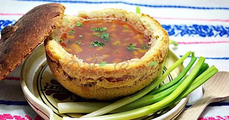 Ciorbă de fasole în pită de casă, o delicatesă pe care orice gospodină trebuie să o încerce!