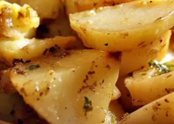 Cartofii grecești, un deliciu chiar și pentru zilele în care ții post! Iată ce ingrediente le oferă acest gust deosebit