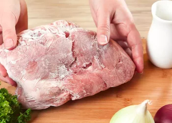 Cum decongelezi carnea în doar 5 minute. Este adevăratul secret al bucătarilor